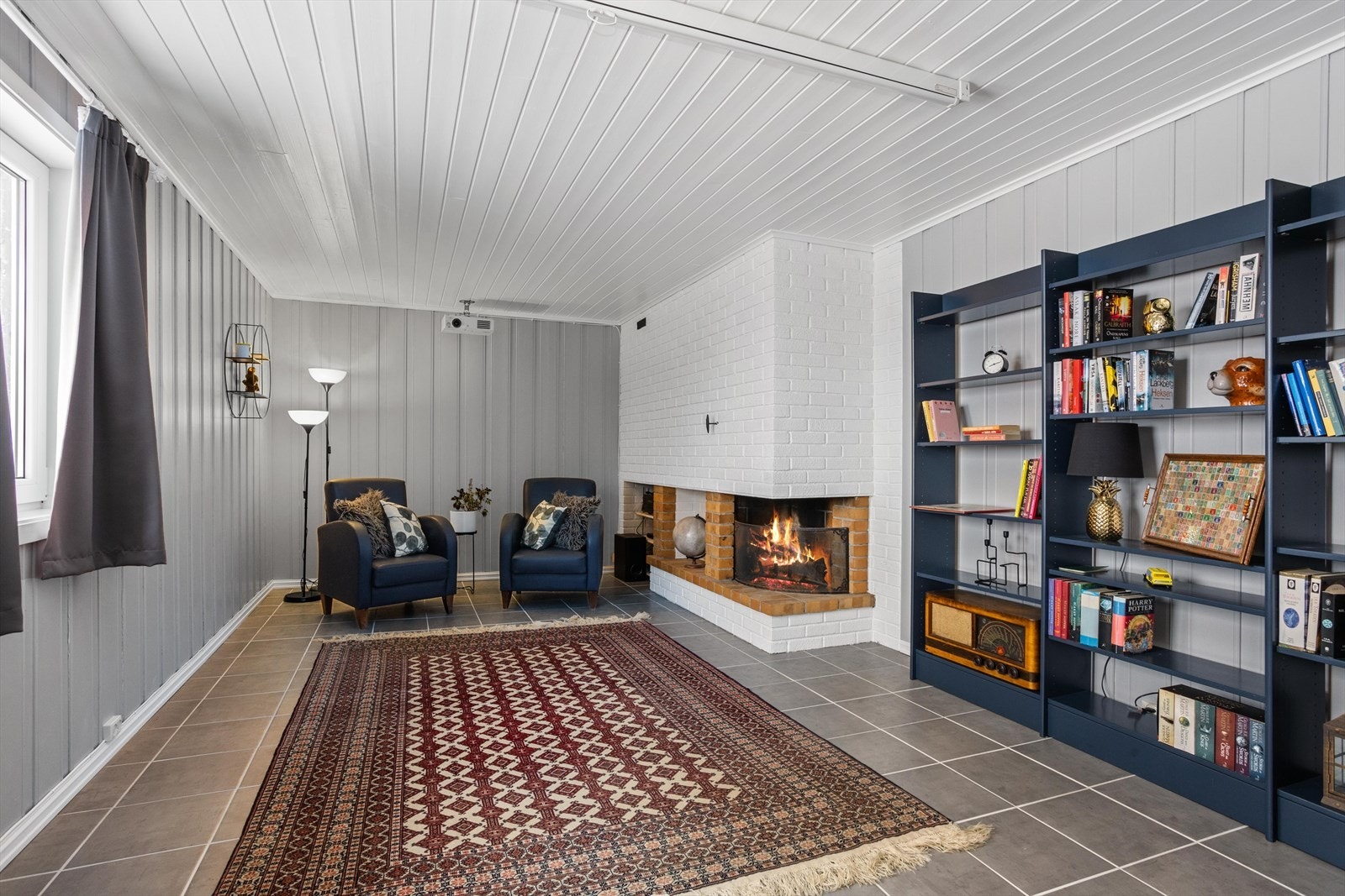 Tidligere hobbyrom i u.etg benyttet som kjellerstue. Rommet har åpen peis og flislagt gulv. Rommet er ikke omsøkt eller godkjent for varig opphold. Galleribilde