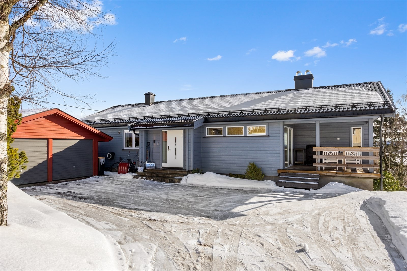 Velkommen til en innholdsrik enebolig på stor tomt, med dobbeltgarasje og flott utsikt. Galleribilde