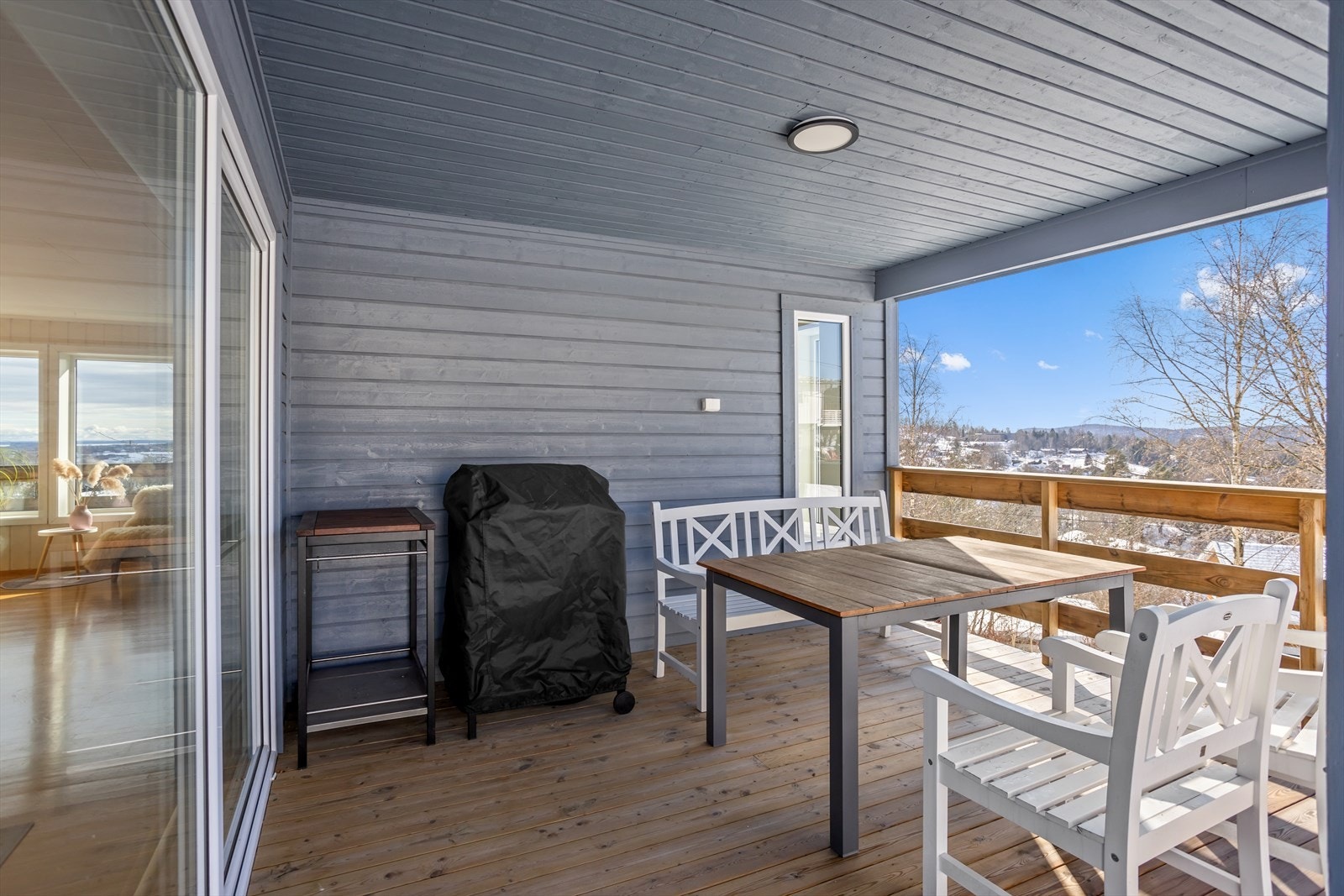 Terrassen er lun og hyggelig, og kan enkelt møbleres med lounge eller spisebord og grill. Galleribilde