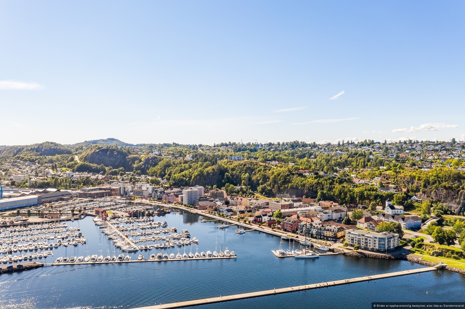 Det er ca. 10 minutter til idylliske Holmestrand sentrum. Galleribilde