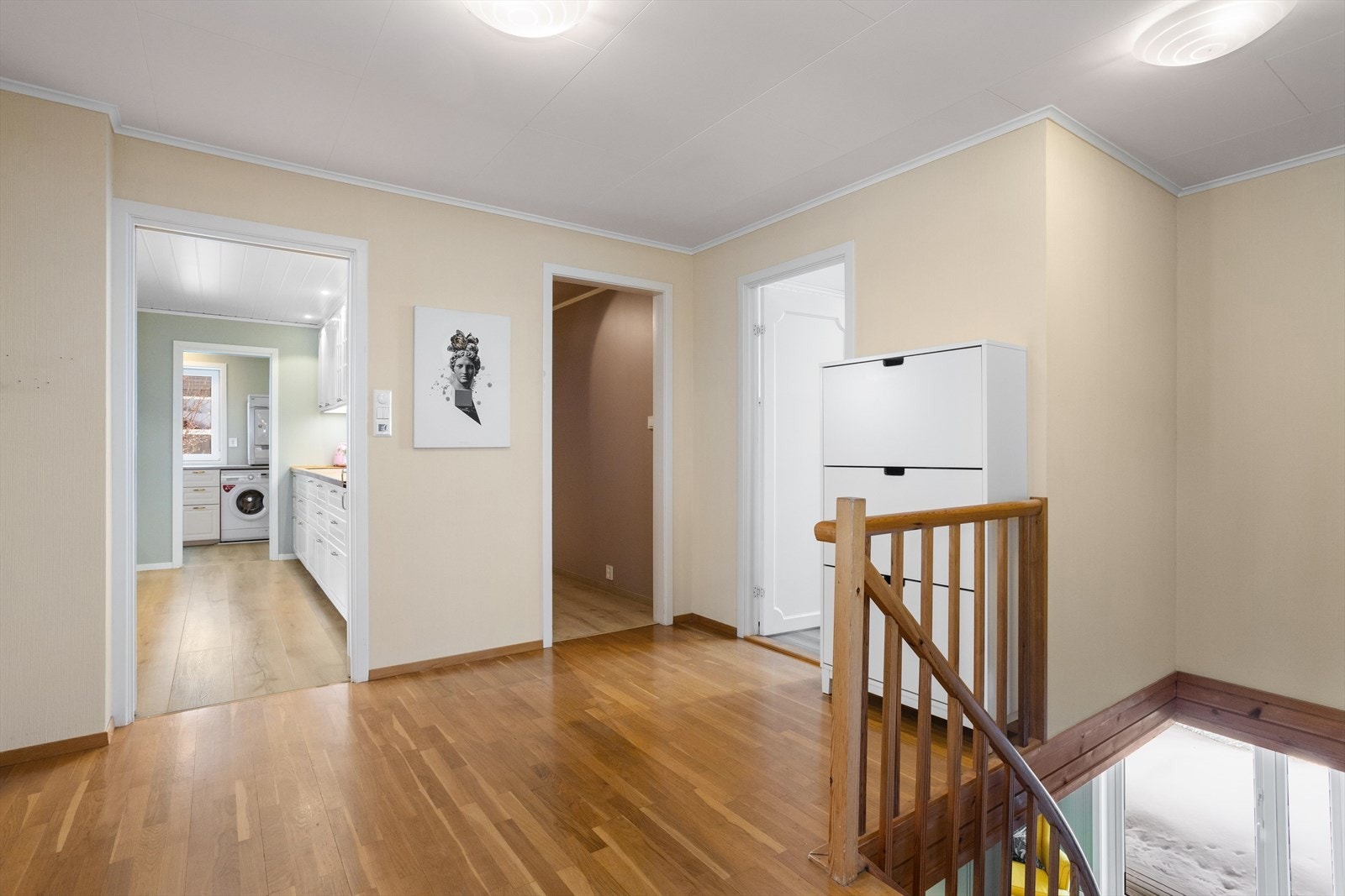 Stor gang med plass til lagring. Galleribilde