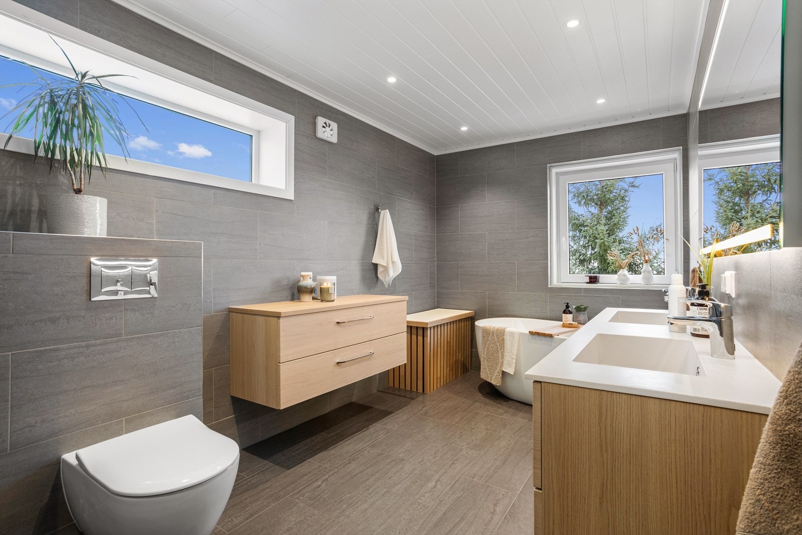 Badet er meget delikat og godt tilpasset familier med mye lagringsplass, og både badekar og dusj. Badet ble pusset opp i 2021. Galleribilde