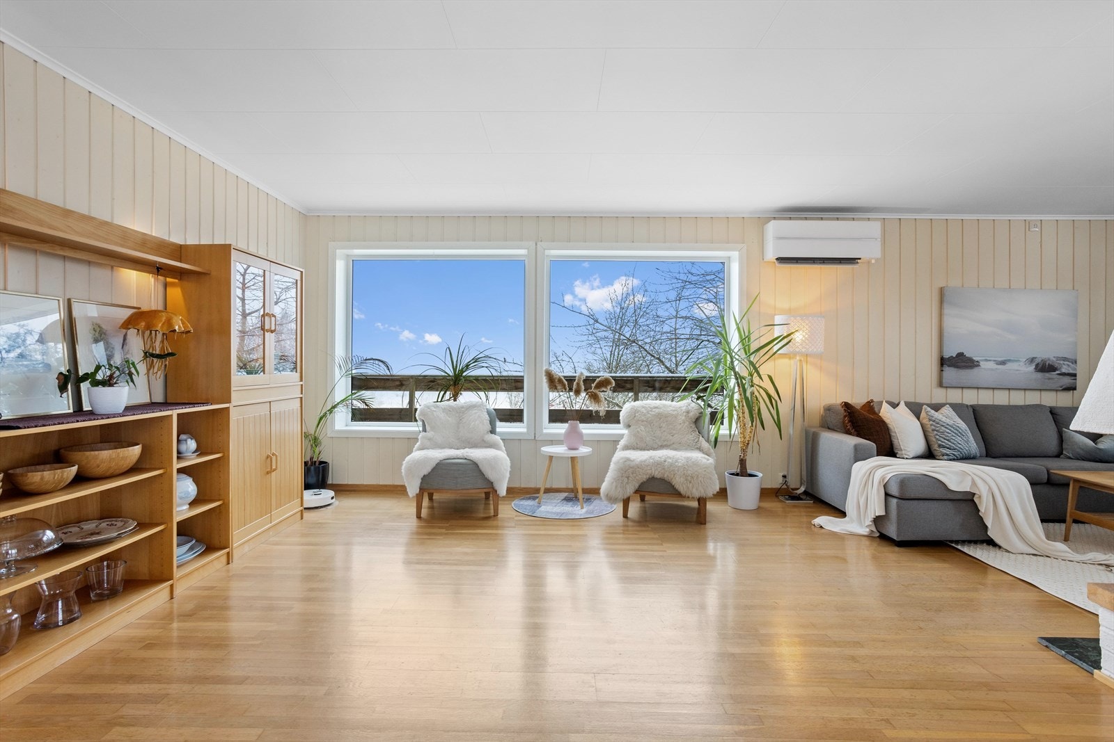 I hovedetasjen er det stort oppholdsrom med stue og spisestue som har meget godt lysinnslipp og flott utsikt. Galleribilde