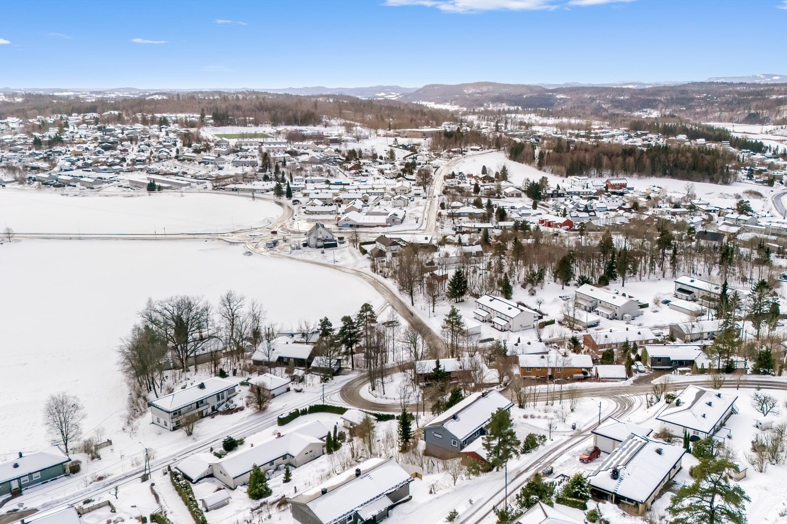 Det er ca. 10 minutter kjøretur inn til Holmestrand sentrum og togstasjon. Galleribilde