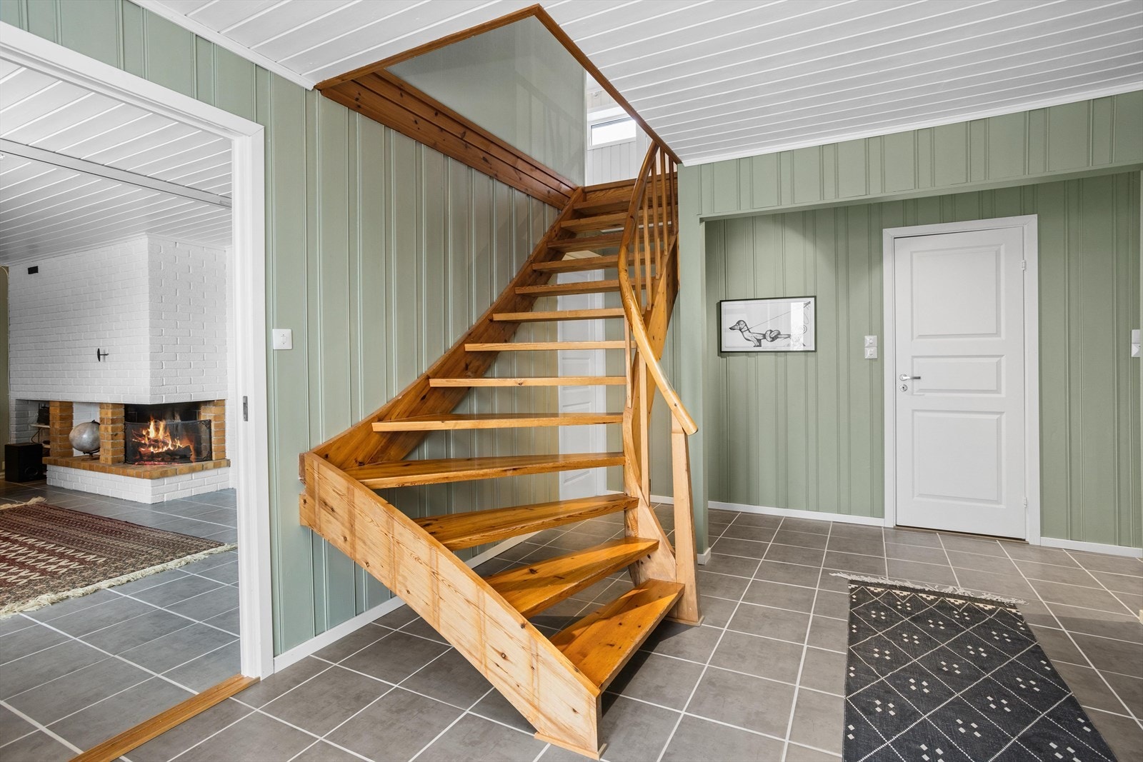 Her er det mange muligheter for oppbevaring, samt flere store boder i tilknytning. Galleribilde