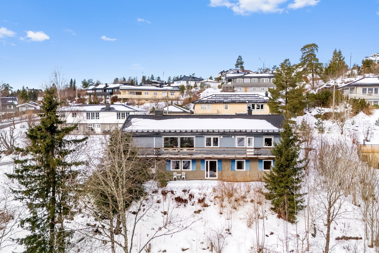 Boligen ligger fint plassert i et barnevennlig og rolig nabolag. Galleribilde