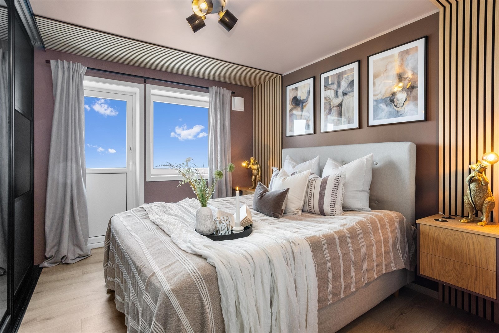 I 1. etasje ligger to soverom. Hovedsoverommet har lekre spiler, vegger malt i moderne farge, og god lagringsplass i skyvedørsgarderobe. Galleribilde