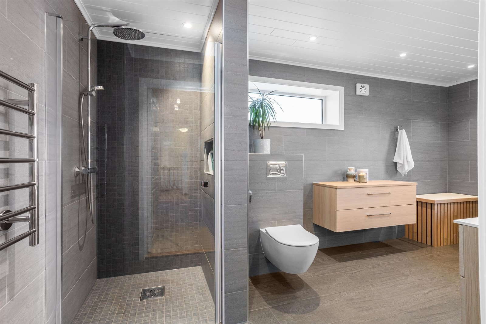 Privat dusjnisje med glassdør og regnfallsarmatur. Galleribilde