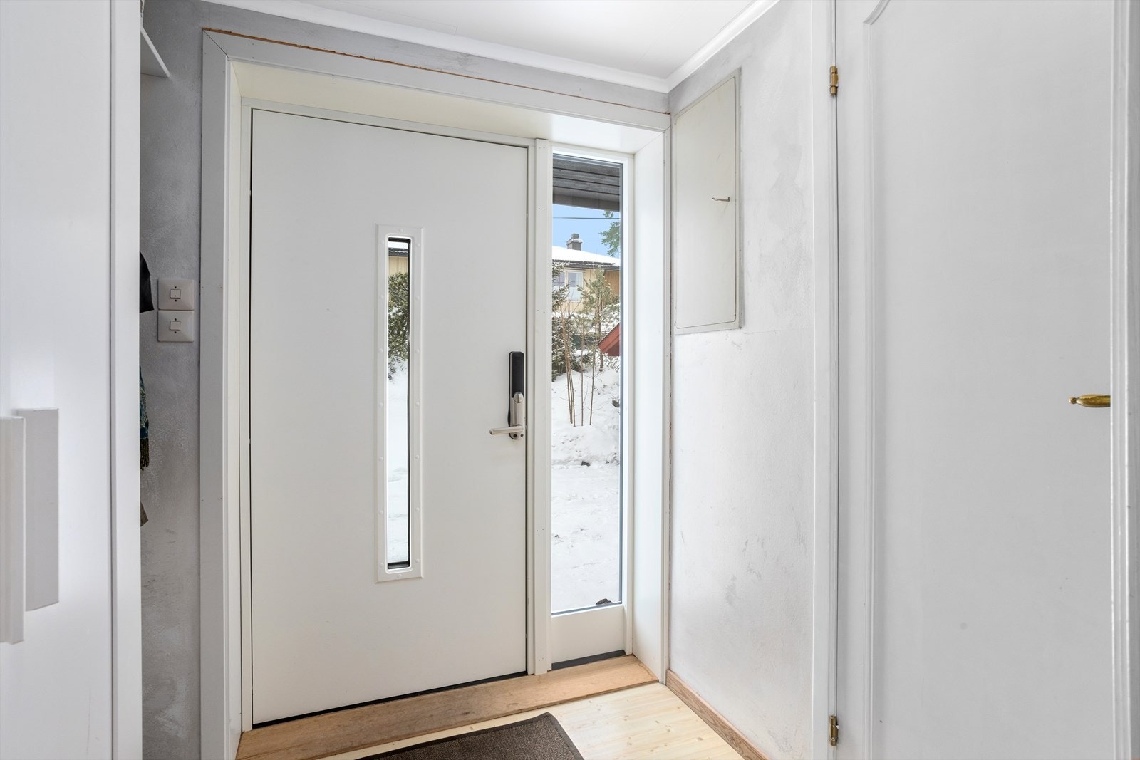 Lys entré med praktisk kodelås og lagringsplass i skap. Galleribilde