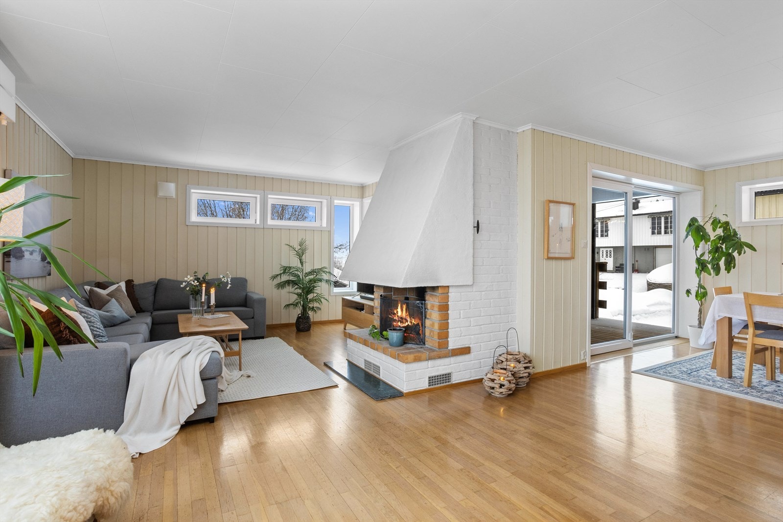 Rommet har parkettgulv og lysmalte overflater. Galleribilde