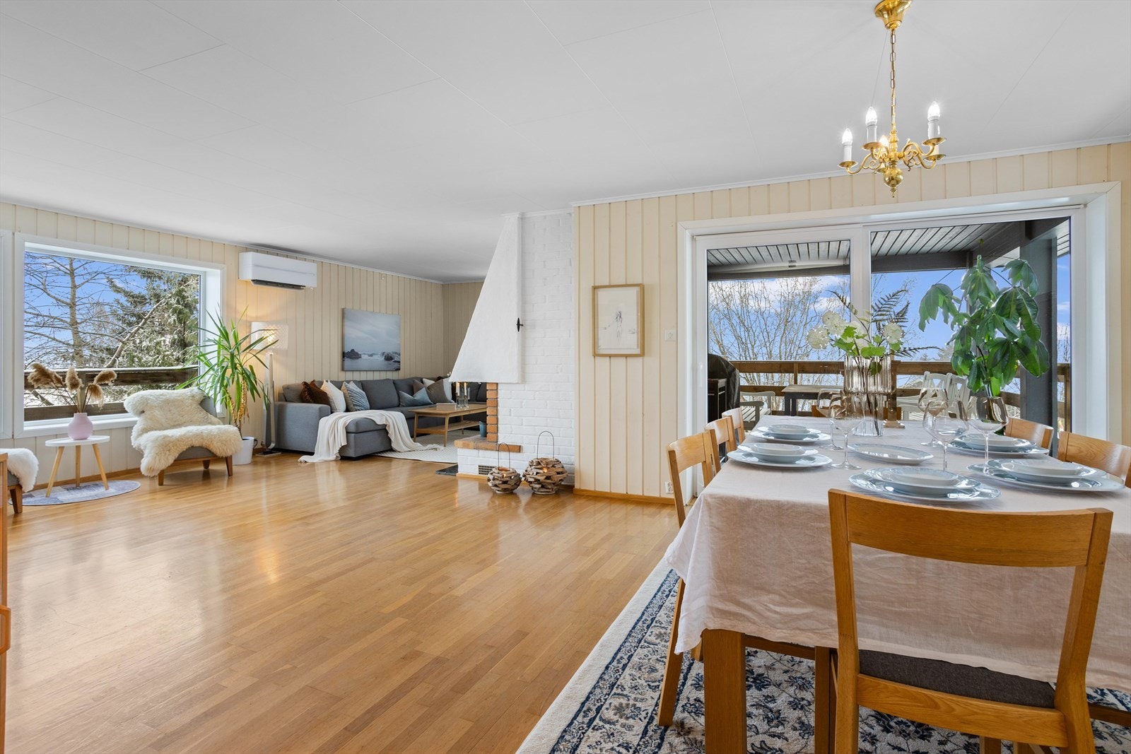 Det er oppvarming fra både peis og varmepumpe. Galleribilde