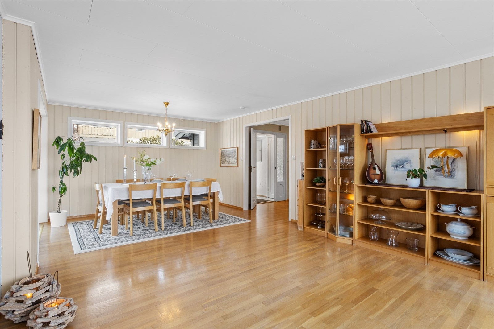 Rommet er romslig av størrelse, med naturlige soner for sofa og tv, lesekrok, oppbevaring og stort spisebord. Galleribilde