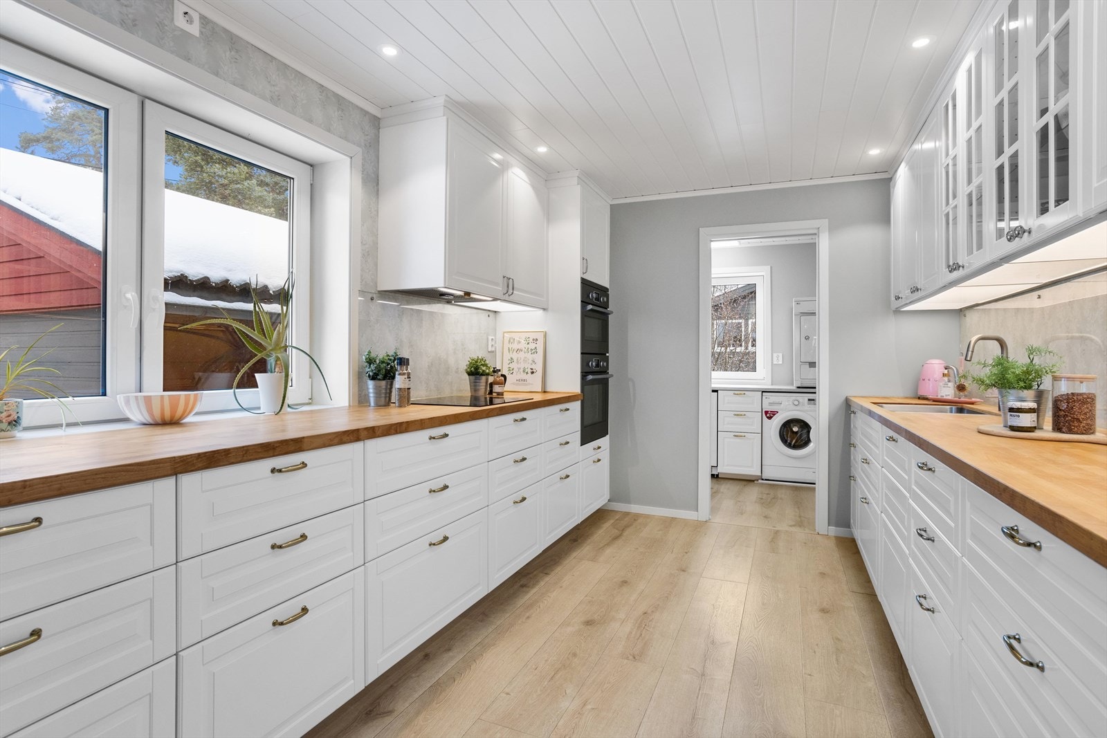 Boligen har separat kjøkken pusset opp i 2019, med eget grovkjøkken/vaskerom i bakkant som ble pusset opp i 2025. Galleribilde