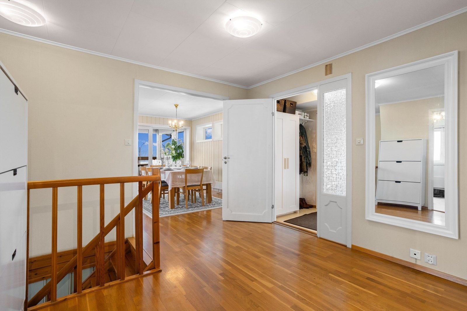 Gang og tilliggende entré. Galleribilde