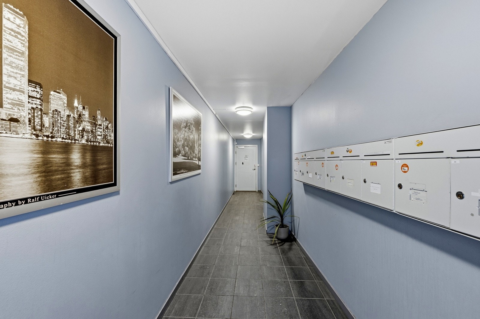 Inngang fra gaten Galleribilde