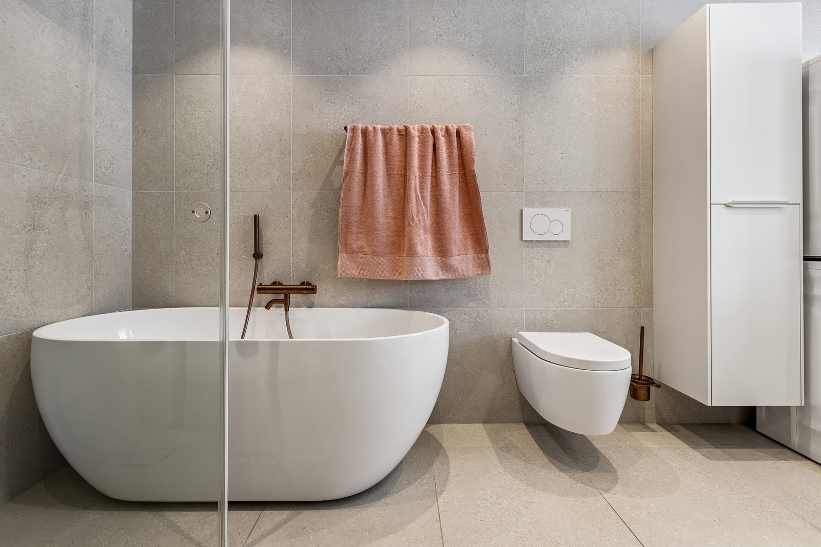 Du får både badekar og dusjhjørne. Lekkert rom! Galleribilde