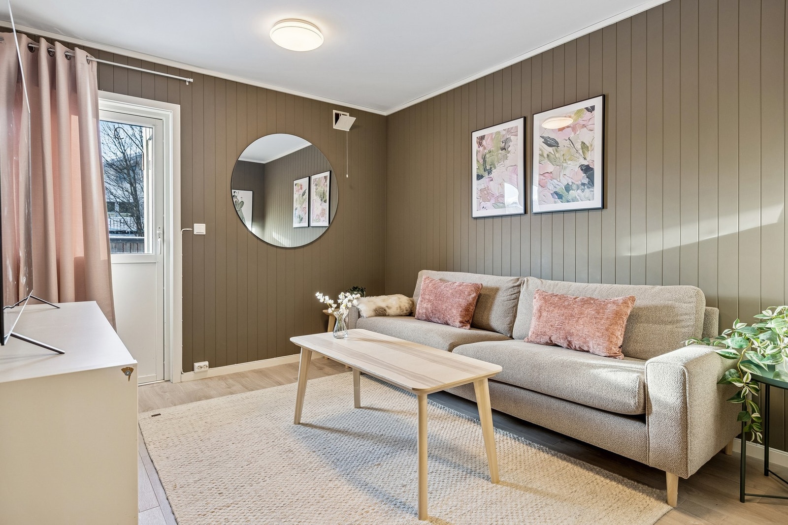 Soverom/stue i underetasje som opprinnelig er inntegnet og godkjent på bygningstegninger som 2 stk boder og gang. Galleribilde