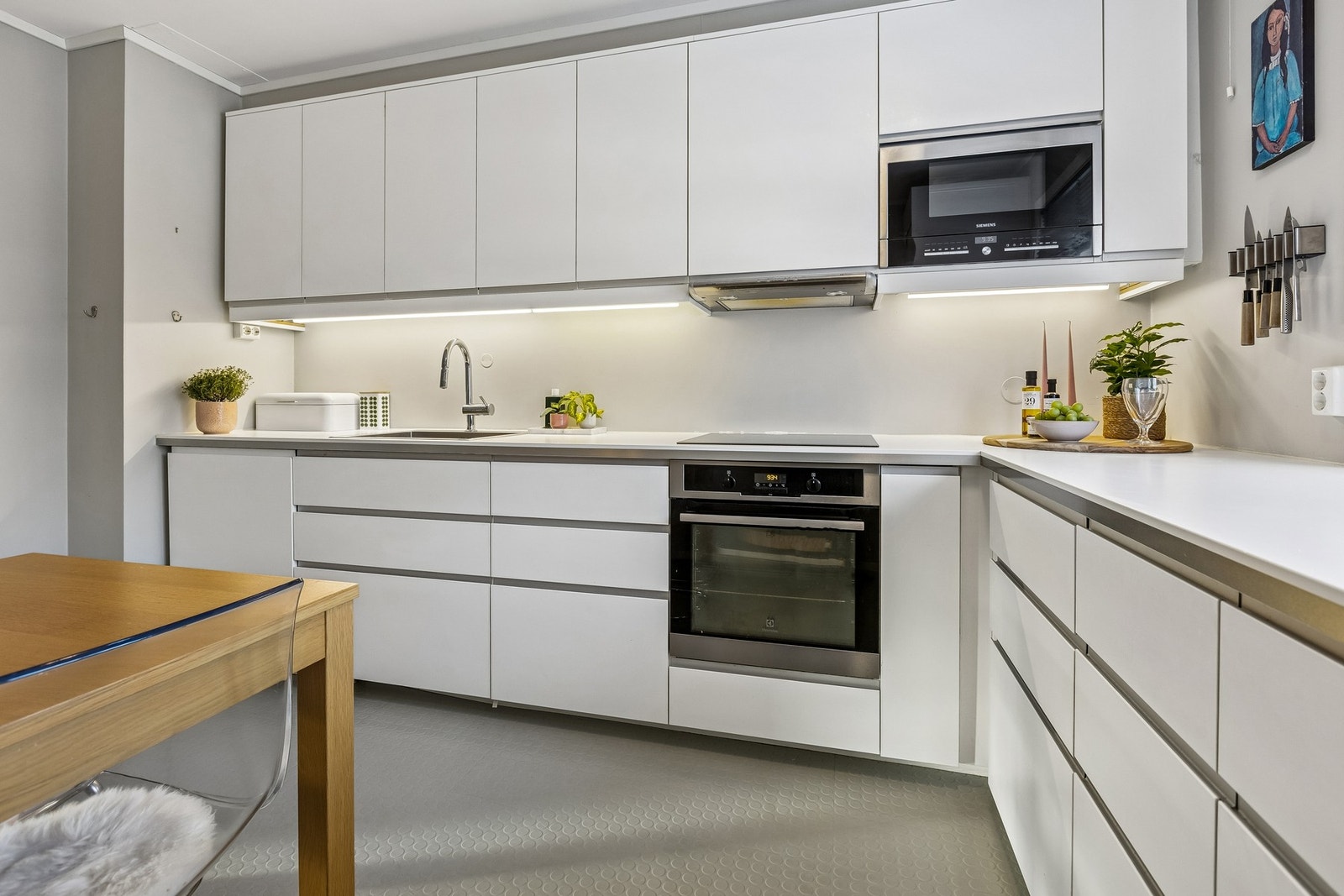 Masse plass for oppbevaring. Integrerte hvitevarer medfølger. Galleribilde