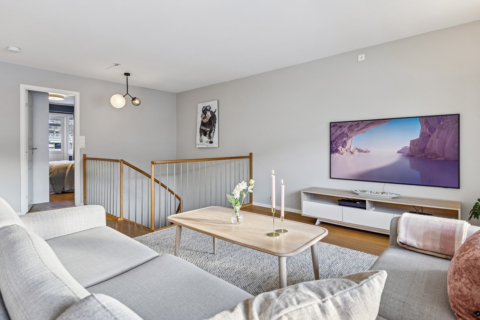 Legg merke til trapp og rekkverk som er i moderne utførelse. Galleribilde