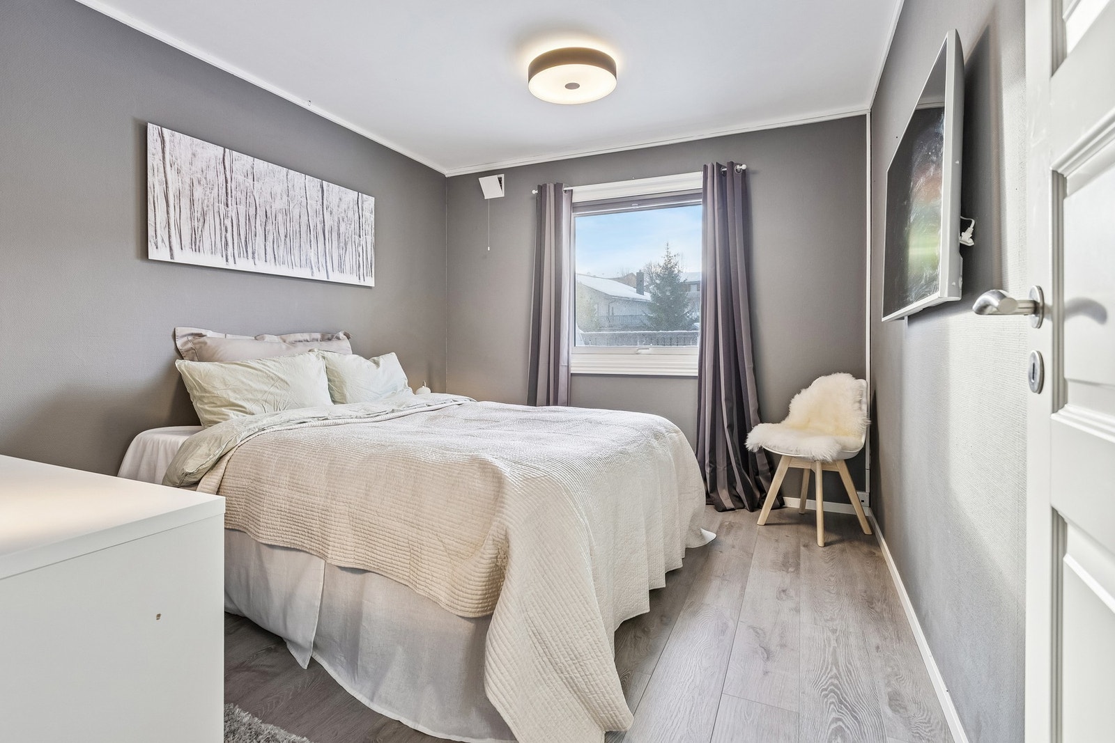 Soverom i underetasje av god størrelse. Galleribilde