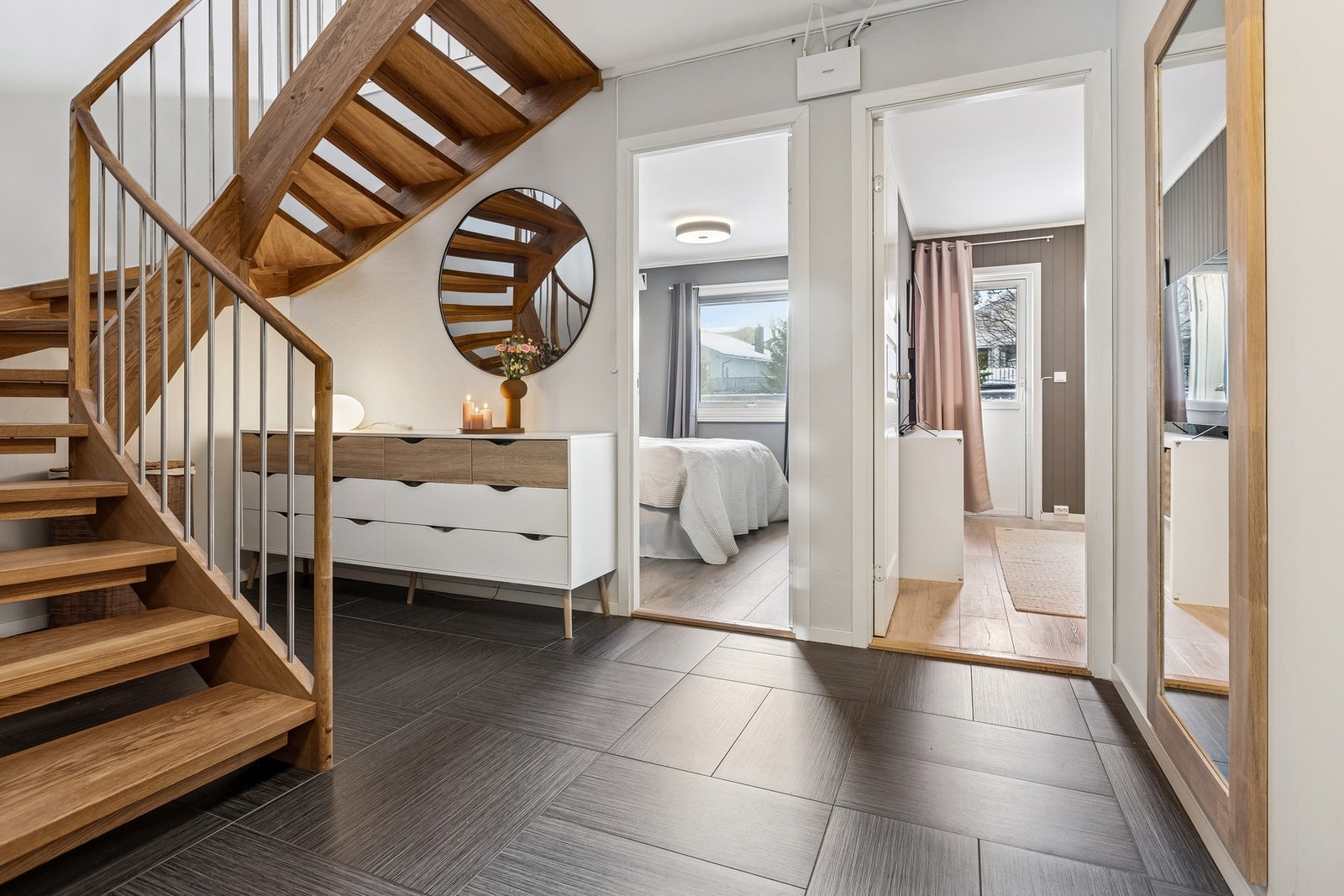 Legg merke til trapp som er skiftet til moderne stil. Galleribilde