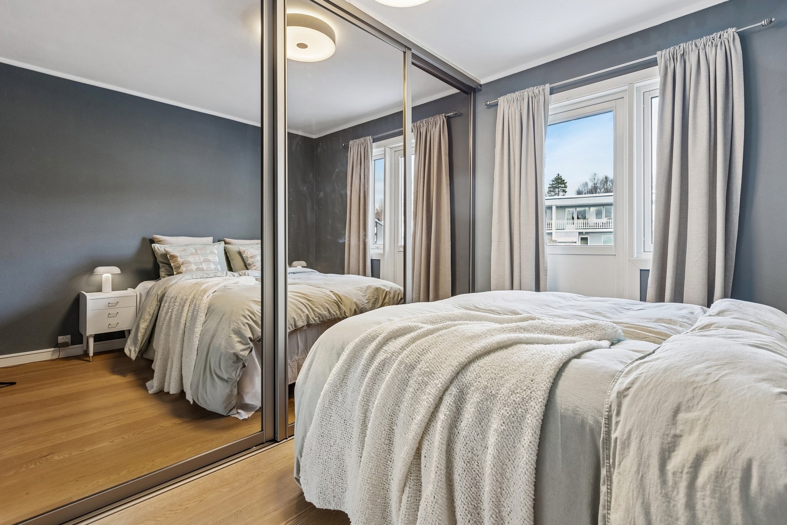 Hovedsoverom i hovedetasje. Galleribilde