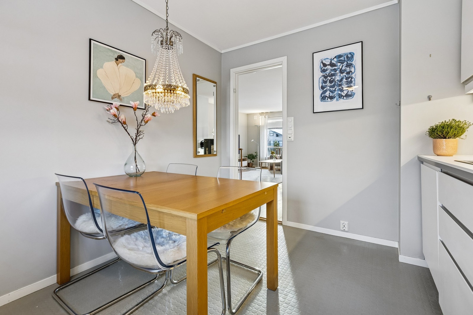 Kjøkken med utsikt mot stua. Galleribilde