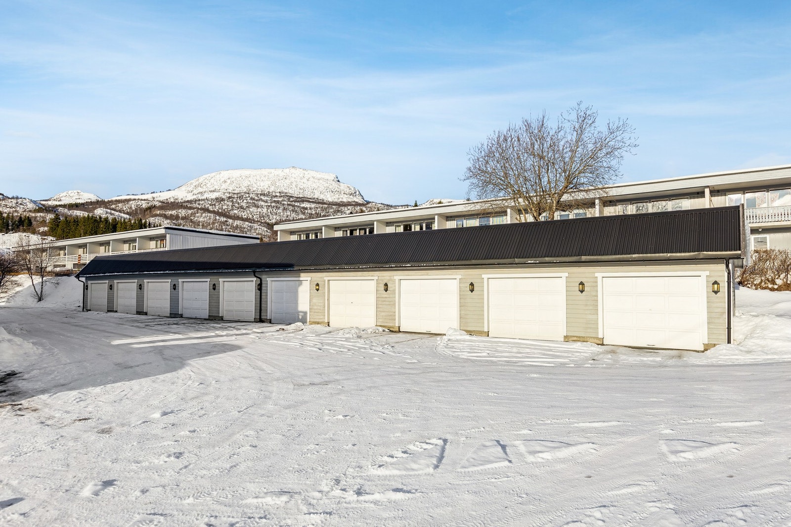 Garasje i felles rekke. Garasje har el-billader montert. Galleribilde