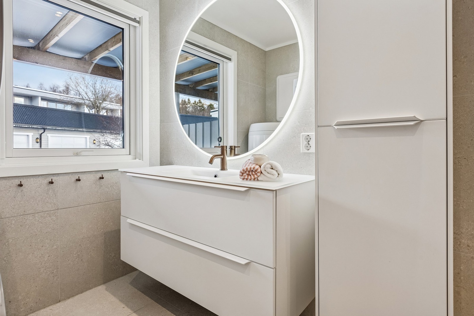 Bad med stor innredning og vindu som gir deg dagslys. Galleribilde