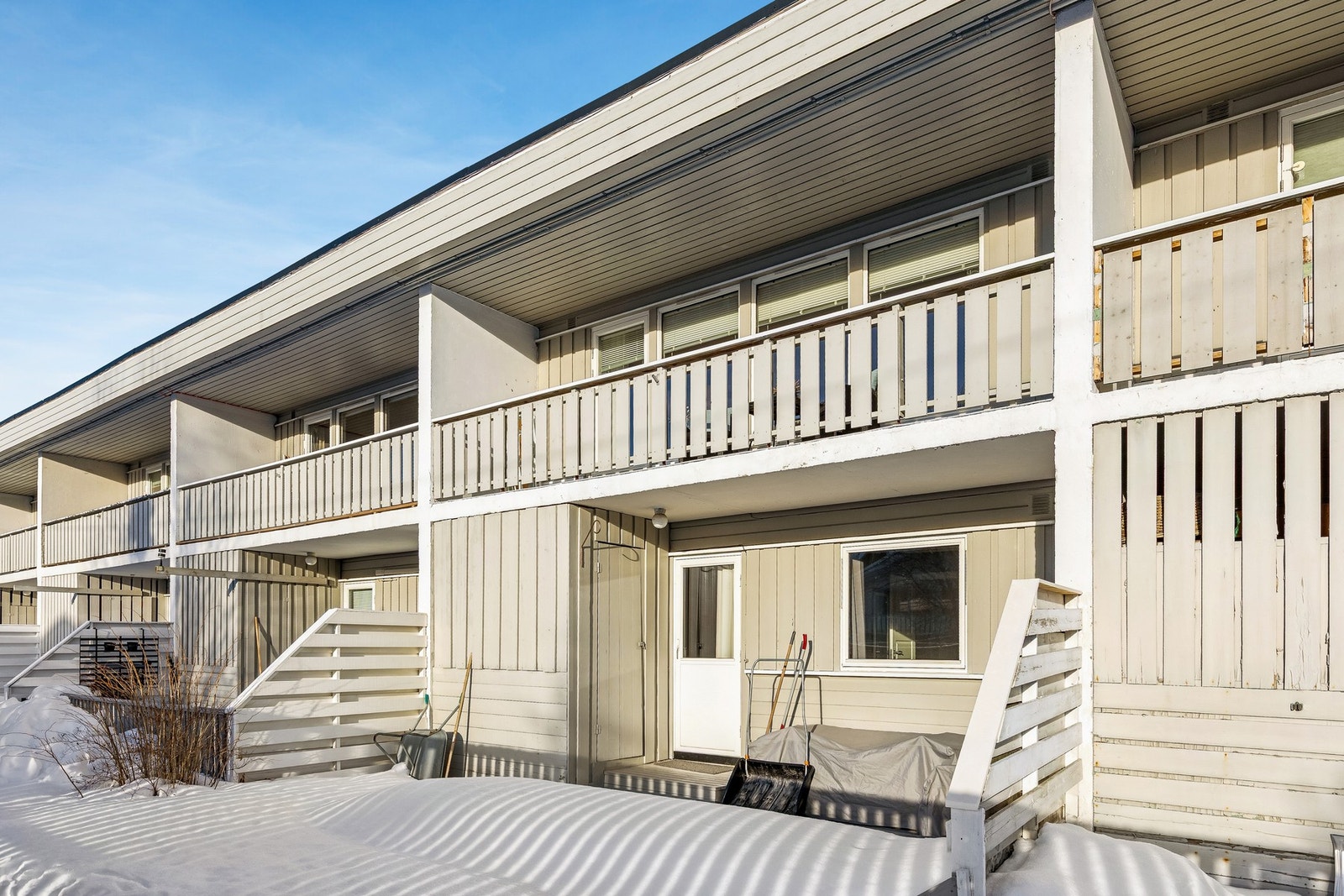 Fasade hage/uteområde utenfor leiligheten mot sør. Galleribilde