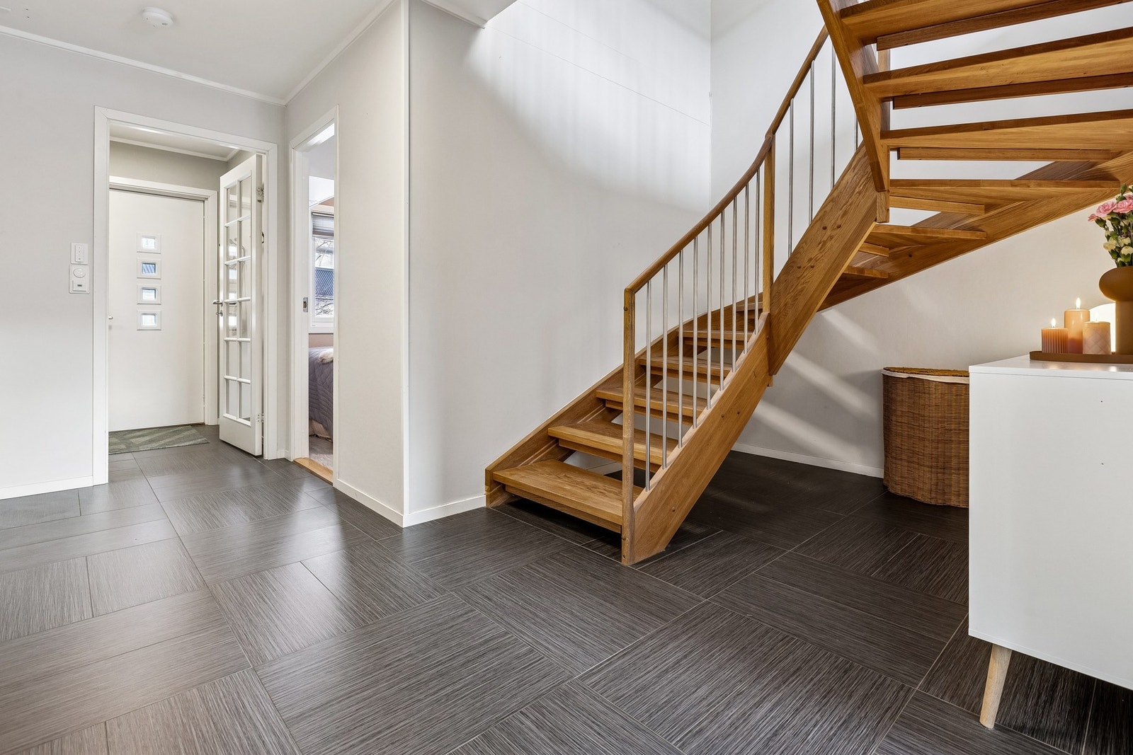 Hall i underetasje med lekre fliser. Varmekabler i gulv. Galleribilde