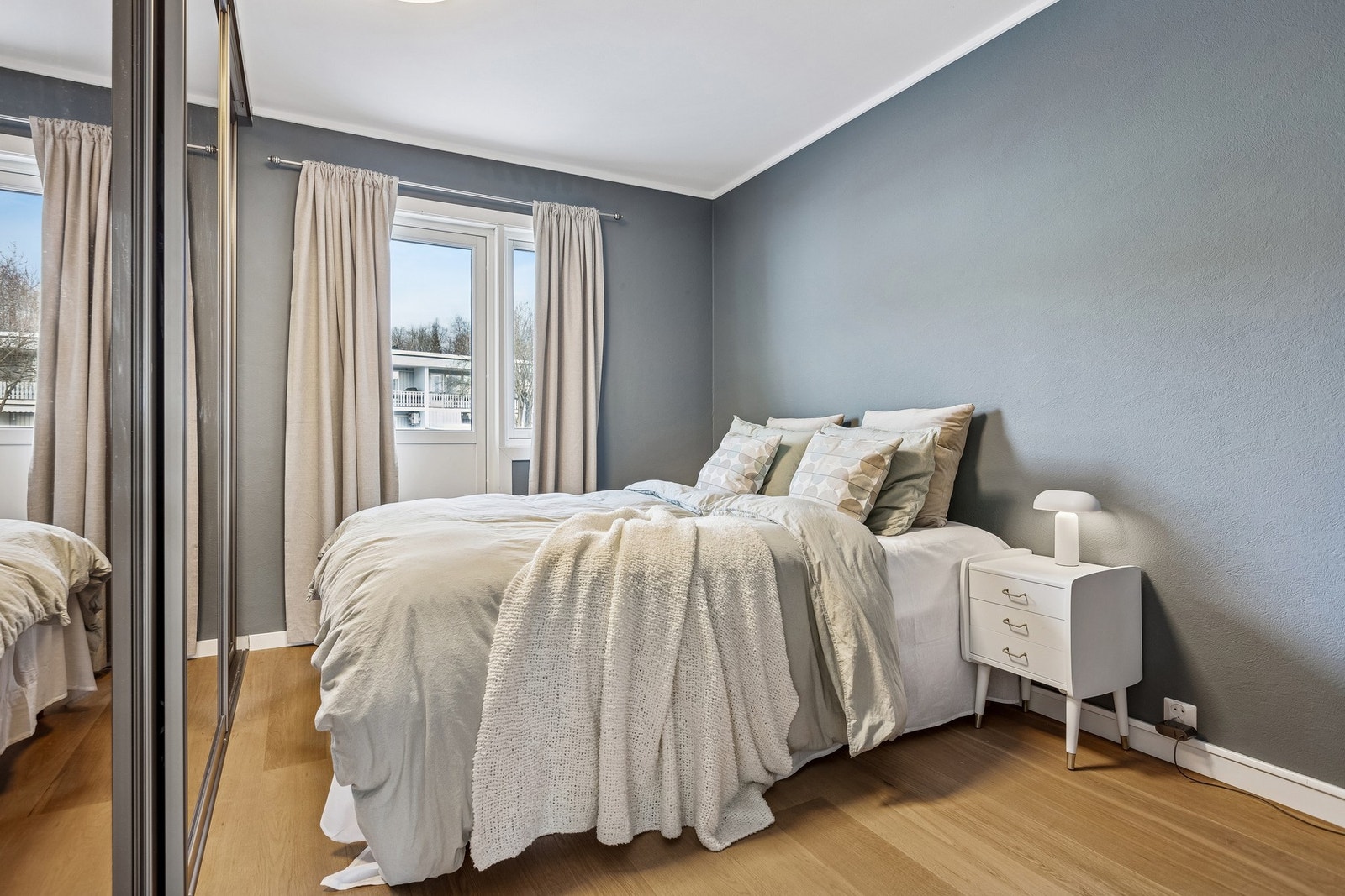 Rommet har utgang til veranda mot vest. Galleribilde