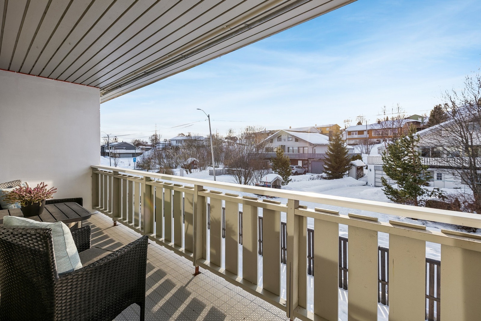 Veranda mot sør er overbygget og gir le for vær og vind. Galleribilde