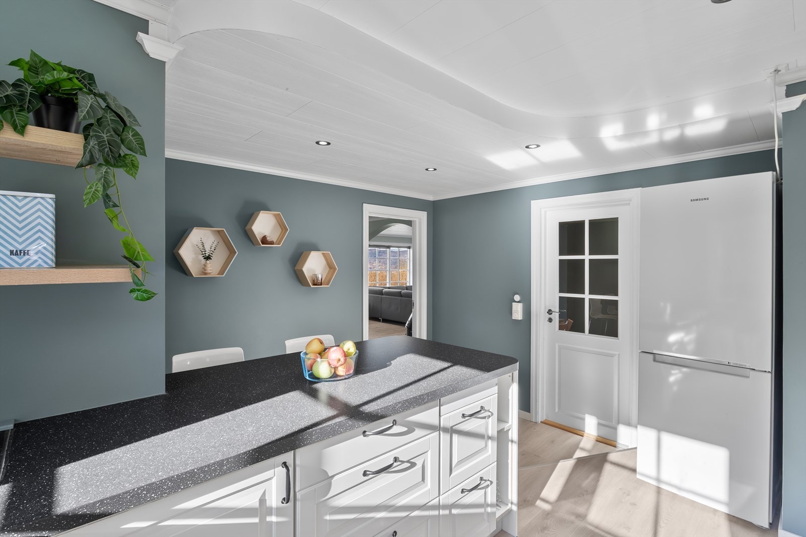 Praktisk kjøkkenøy med barstoler Galleribilde