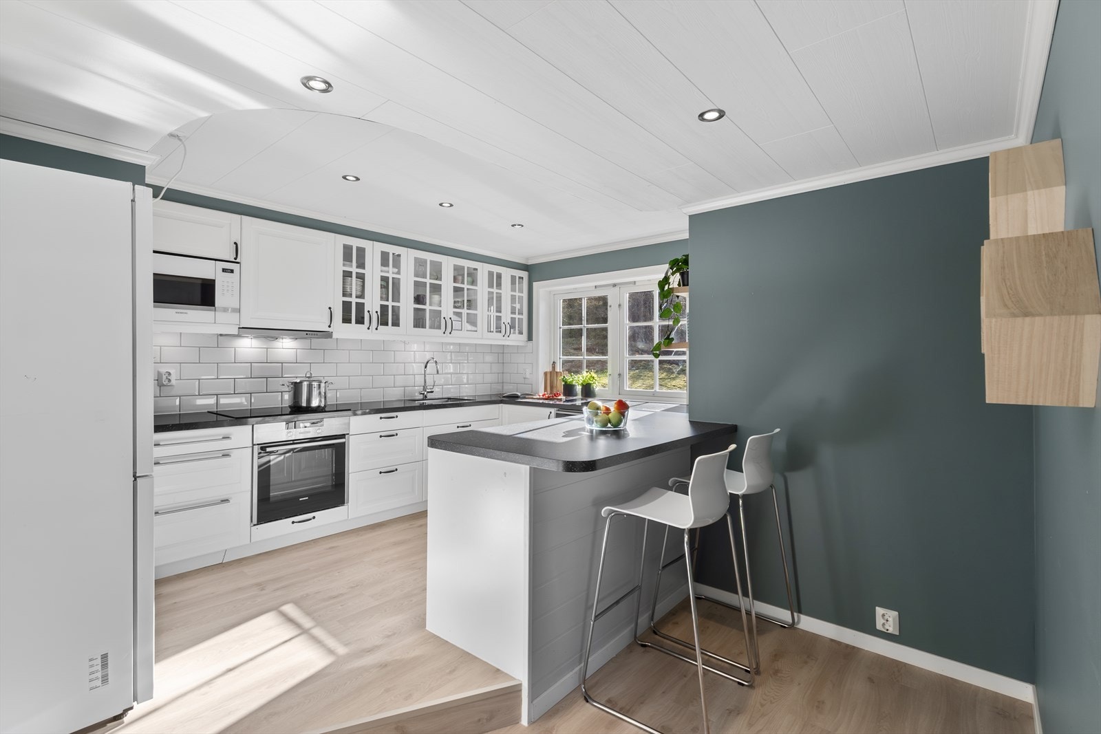 Praktisk kjøkken med profilerte fronter og god skap- og benkeplass Galleribilde