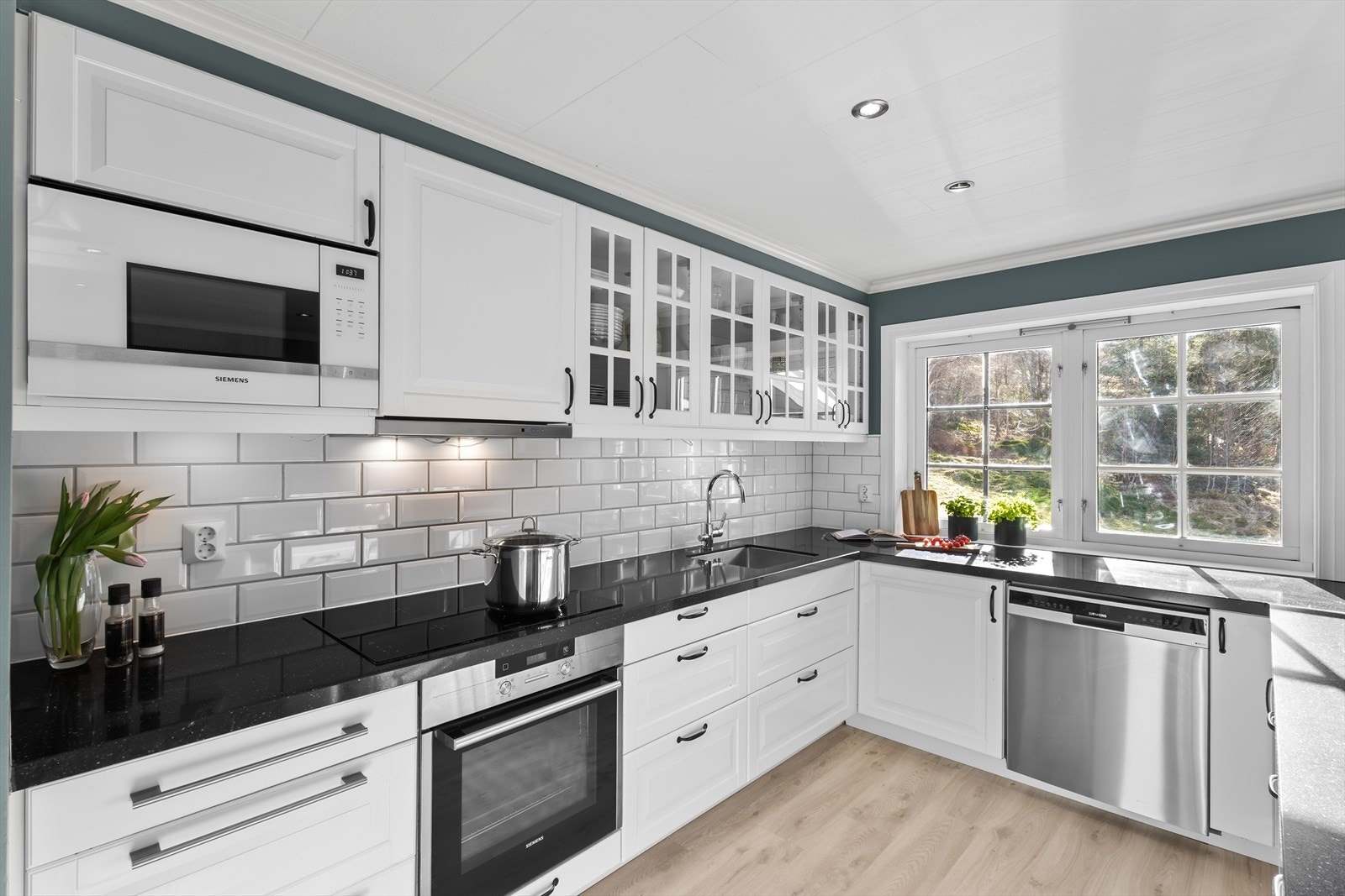 Kjøkkenet er utstyrt med integrert stekeovn og platetopp, samt oppvaskmaskin og kjøleskap Galleribilde