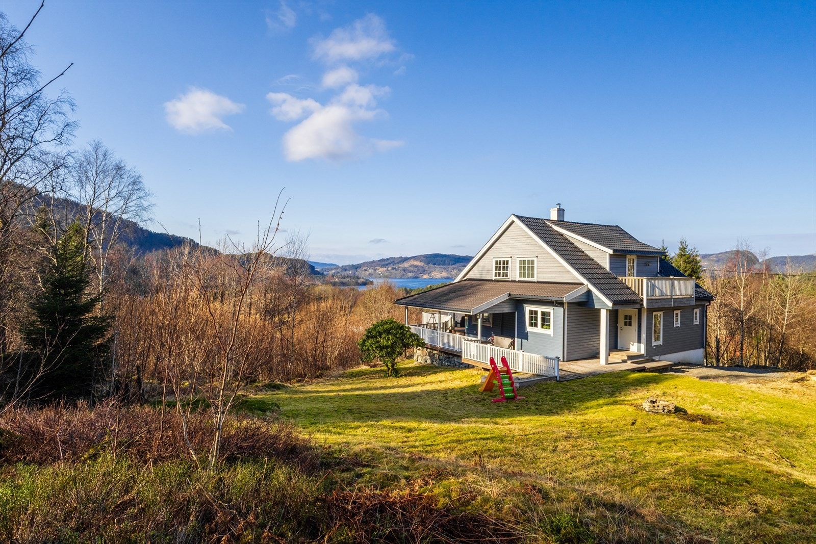 Her bor du rolig og tilbaketrukket, samtidig som det er kort vei til skole, barnehage og servicetilbud Galleribilde