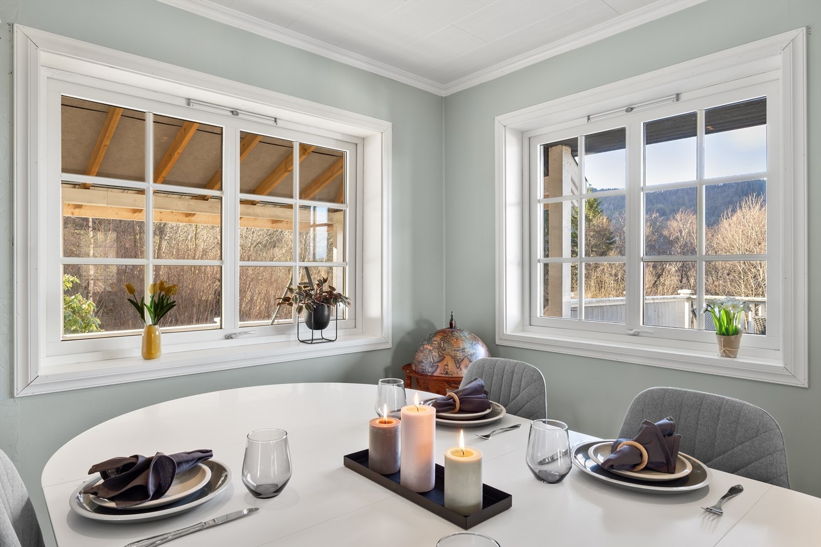 Store vindusflater sørger for rikelig med naturlig lys i oppholdsrommet Galleribilde