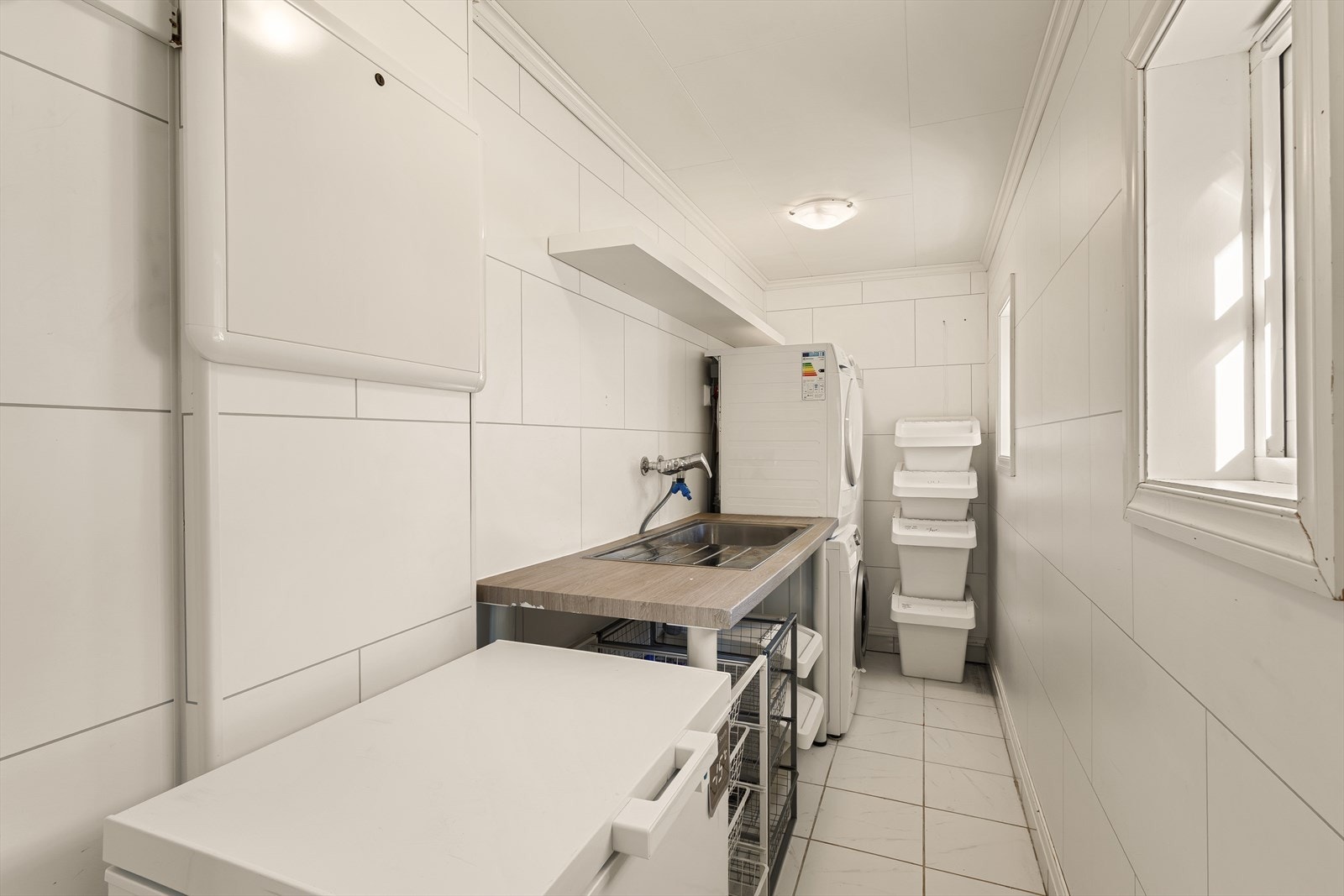 Vaskerommet ligger ved inngangspartiet. Her er det både vask med benkeplate og god plass til oppbevaring Galleribilde