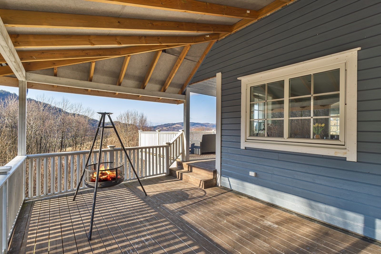 Overbygd terrasse som kan nytes store deler av året, uansett vær Galleribilde