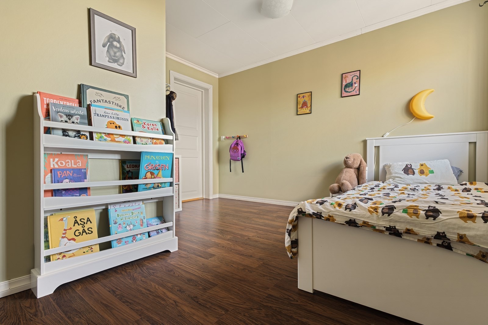 Lyst og trivelig rom som egner seg godt som barnerom Galleribilde