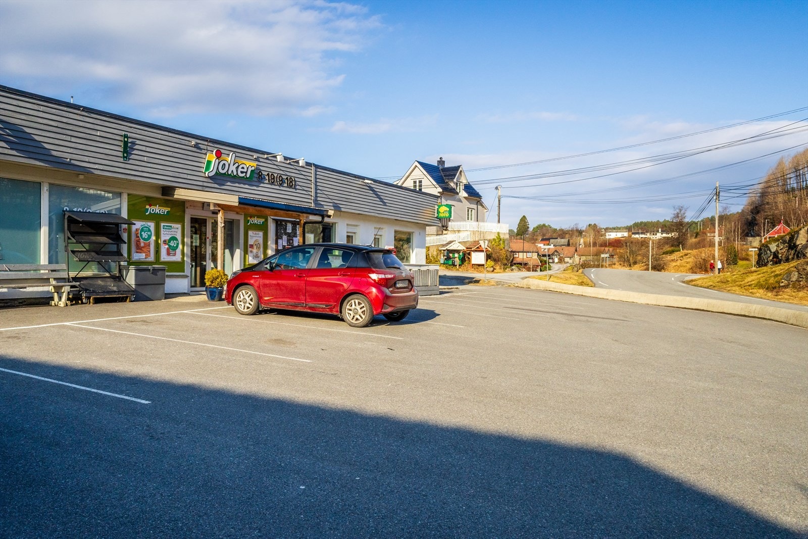 Daglige innkjøp kan gjøres på Joker Fotlandsvåg. For et bredere servicetilbud finner man Osterøy Senter i Lonevåg med blant annet butikker, apotek og øvrige servicetilbud Galleribilde