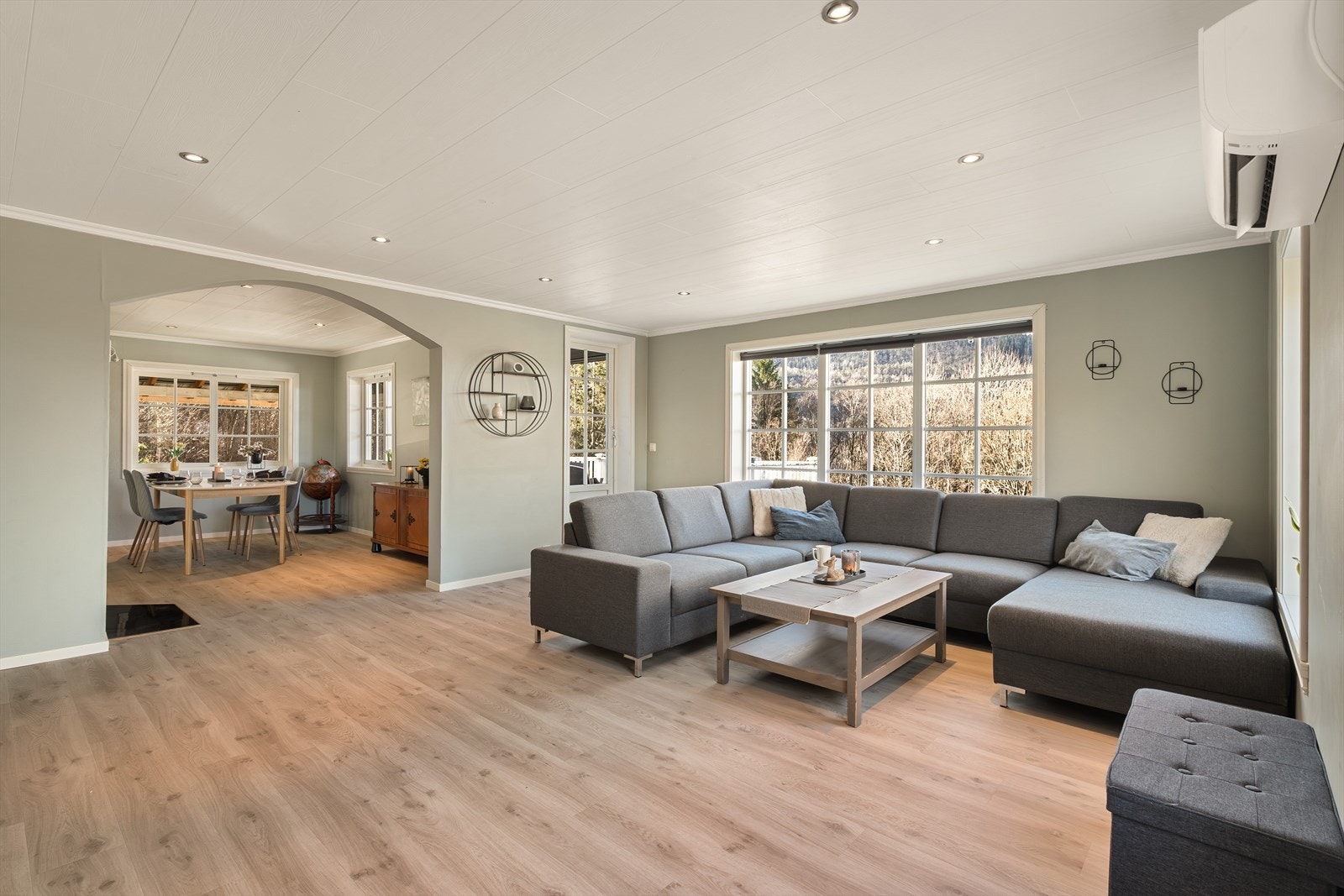 Den gode størrelsen gjør det enkelt å dele rommet inn i flere naturlige soner Galleribilde