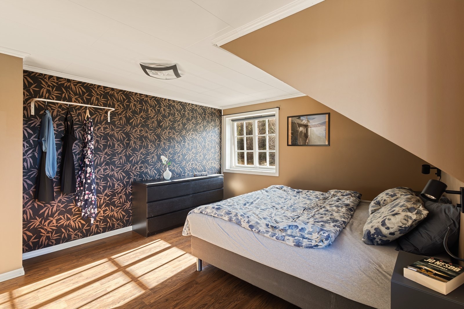 Soverom med plass til seng, nattbord og ønsket garderobeløsning Galleribilde