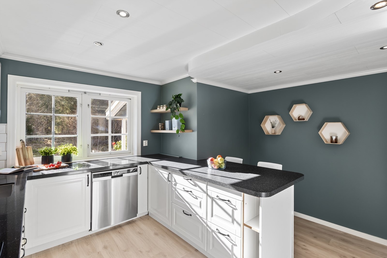 Her har man gode arbeidsflater og en praktisk løsning for matlaging i hverdagen Galleribilde