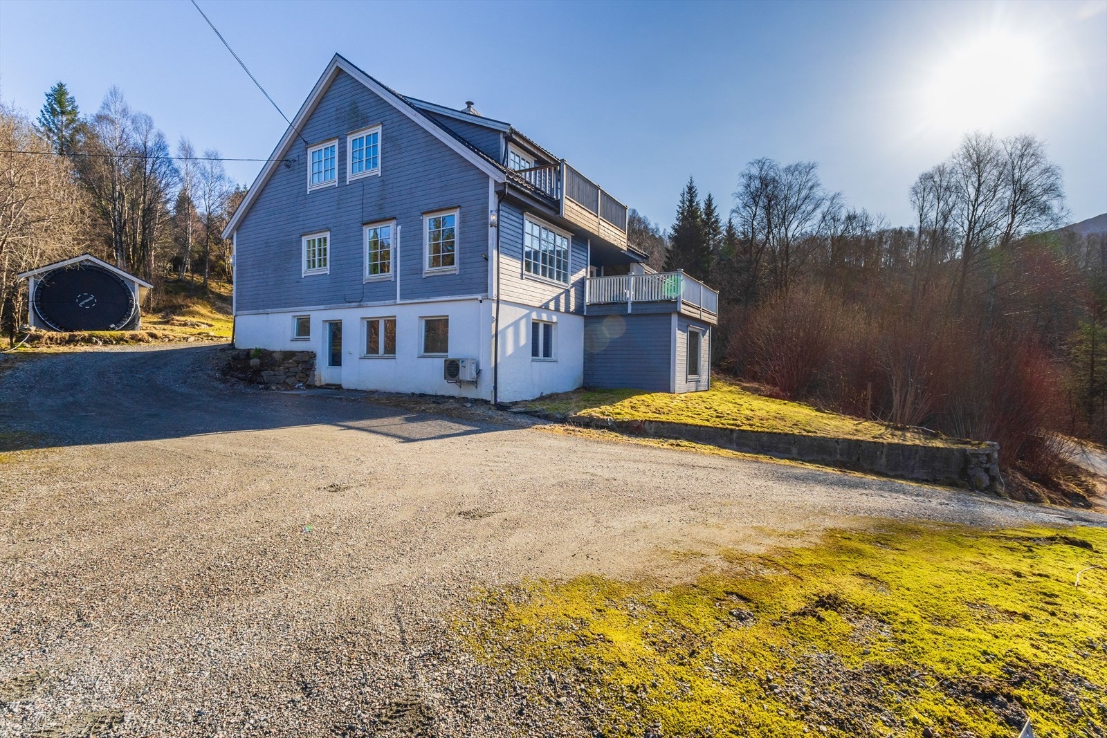 Beveger vi oss rund boligen finner vi inngang til en uinnredet kjeller Galleribilde