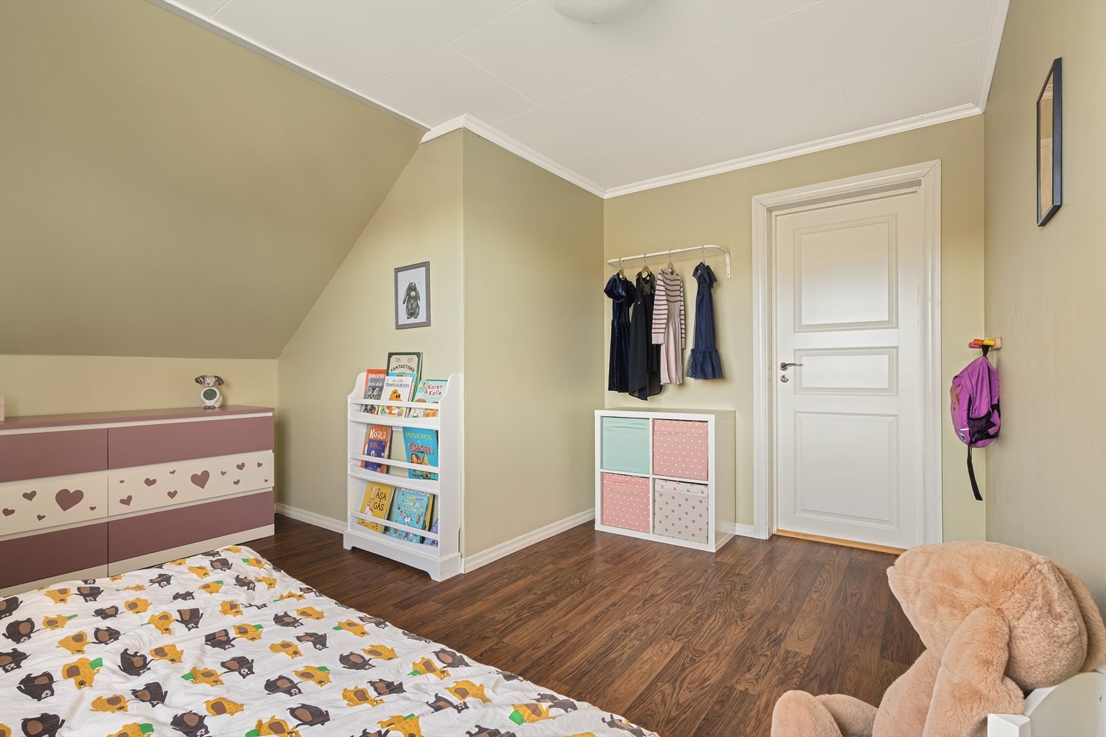 Soverommene i 2. etasje er på 10,5 m², 12,5 m² og 15,7 m² Galleribilde