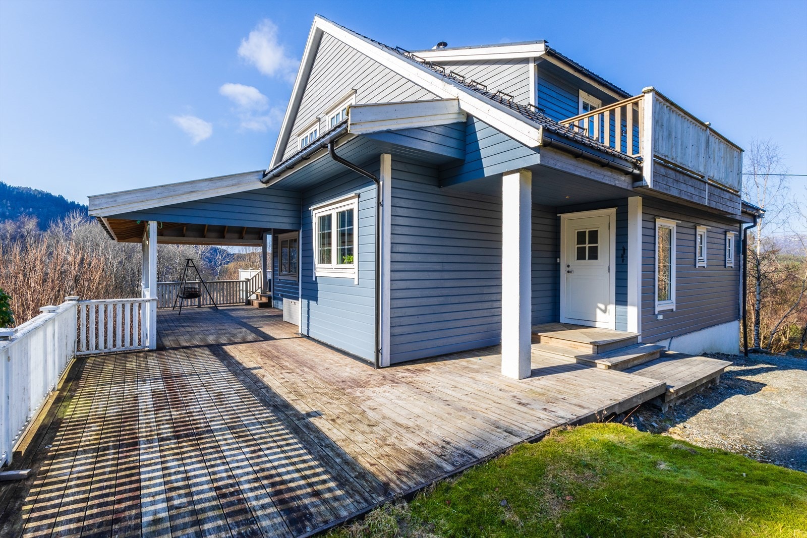 Romslig eiendom med plass til både lek, avslapning og hyggelige sammenkomster utendørs Galleribilde