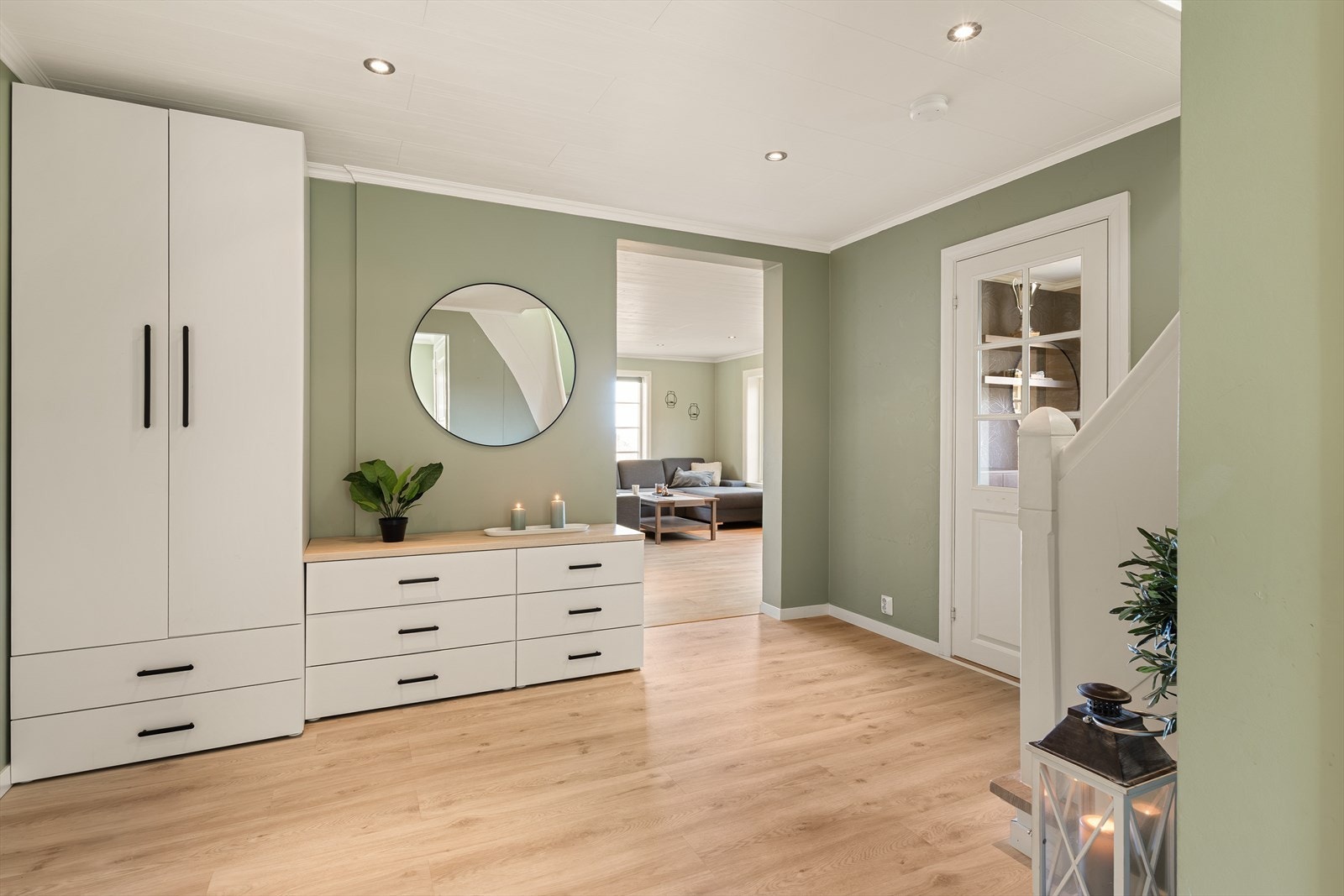 Stor hall med god plass til oppbevaring Galleribilde