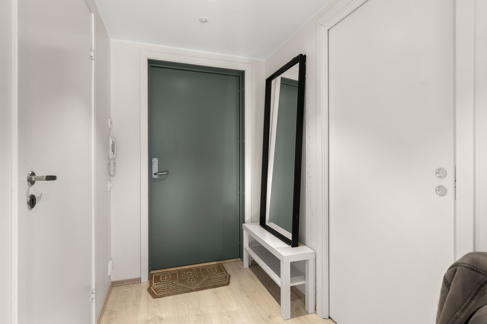 Praktisk entré på 4 kvm med enkel adkomst til både soverom og bad Galleribilde